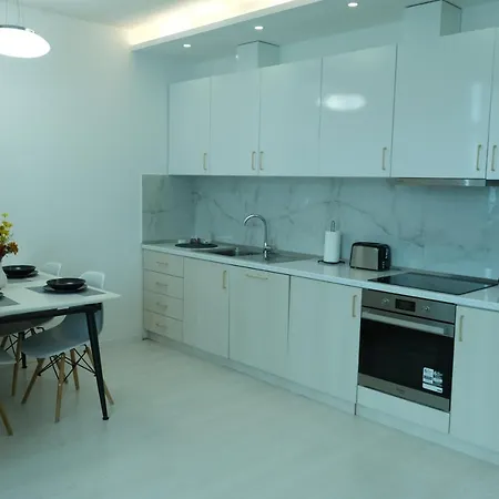 Modern At Train Station ティラナ