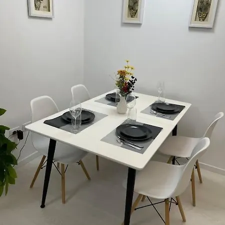 Modern At Train Station Lägenhet