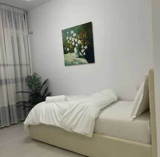 Modern At Train Station Apartman